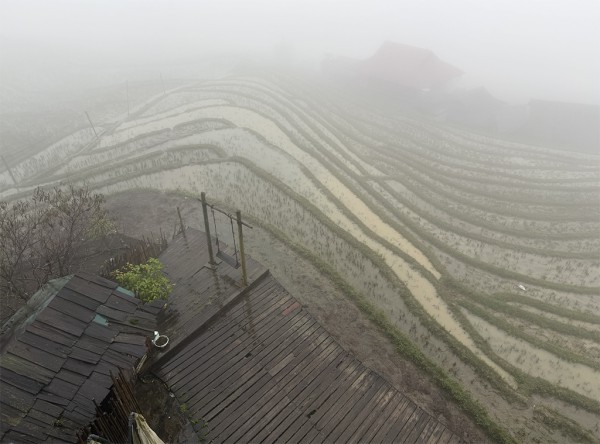 Du lịch chật vật vì mưa bão liên tục