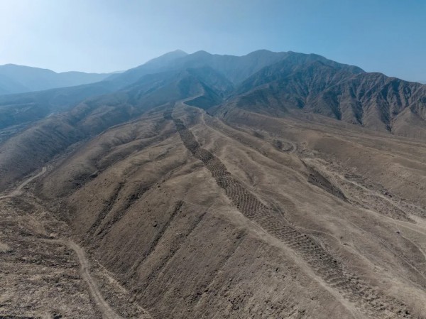 Giải mã hơn 5.000 hố thẳng hàng bí ẩn nhiều thế kỷ