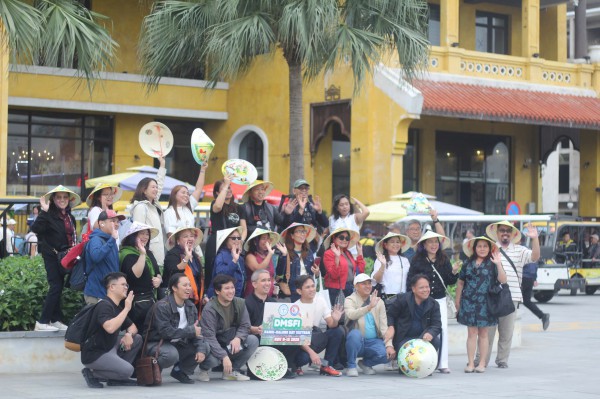 Hạ Long đón hơn 3.100 khách quốc tế từ 2 siêu du thuyền