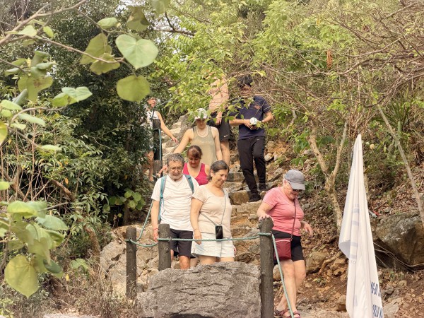 Khách ngoại đổ về vịnh Hạ Long vượt xa khách Việt