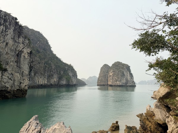 Khách ngoại đổ về vịnh Hạ Long vượt xa khách Việt