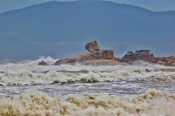 Khánh Hòa đóng cửa 3 di tích, danh thắng để tránh bão Kalmaegi
