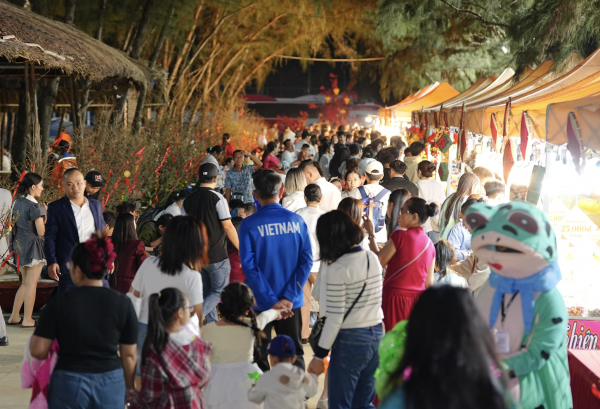 Lễ hội ẩm thực xuân ở Cần Giờ đông nghịt khách