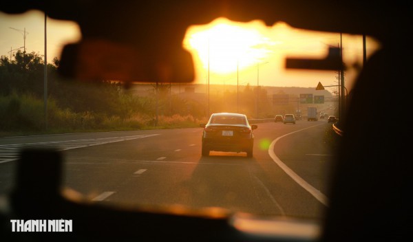 Lữ khách bâng khuâng trên cung đường khác lạ đi Đà Lạt