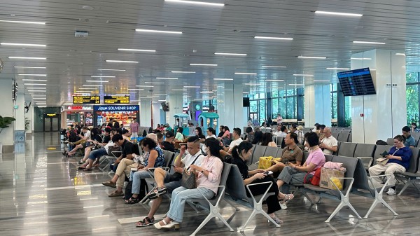 Lực lượng an ninh tỏa khắp sân bay Tân Sơn Nhất trong ngày cao điểm đầu tiên