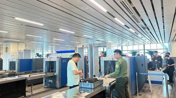 Lực lượng an ninh tỏa khắp sân bay Tân Sơn Nhất trong ngày cao điểm đầu tiên
