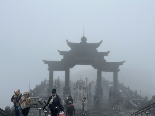 Mây săn người trên đỉnh Fansipan