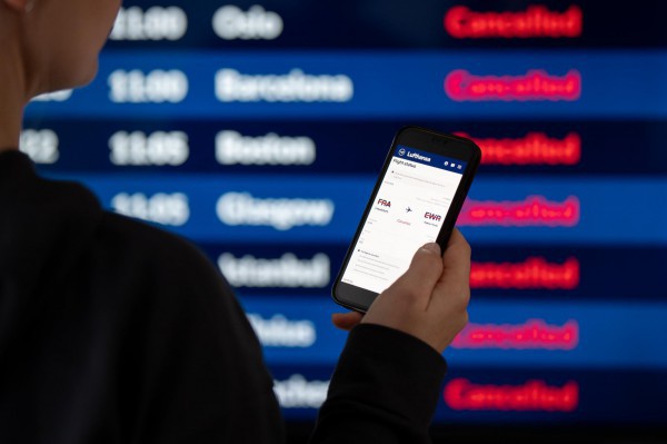 Một hãng hàng không phải hủy kỷ lục hơn 1.000 chuyến bay do giá dầu tăng cao