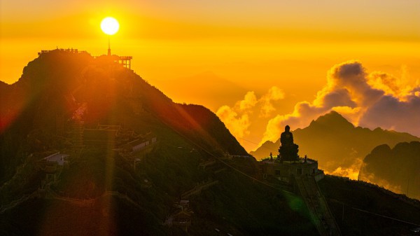 Ngắm dải ngân hà lung linh trong đêm trên đỉnh Fansipan