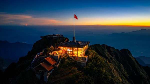 Ngắm dải ngân hà lung linh trong đêm trên đỉnh Fansipan