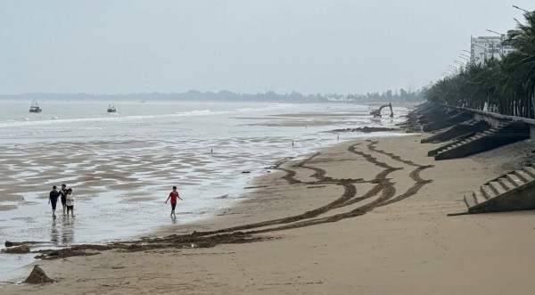 Phá dỡ 5 bàn tay khổng lồ trên biển Hải Tiến