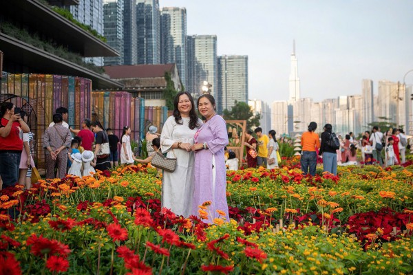 Phố phường TP.HCM rực rỡ sắc xuân