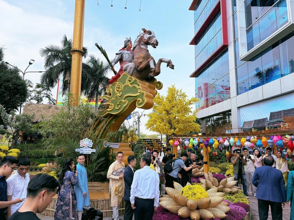 Phố xá rộn ràng đón tết