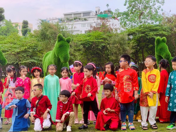 Phố xá rộn ràng đón tết