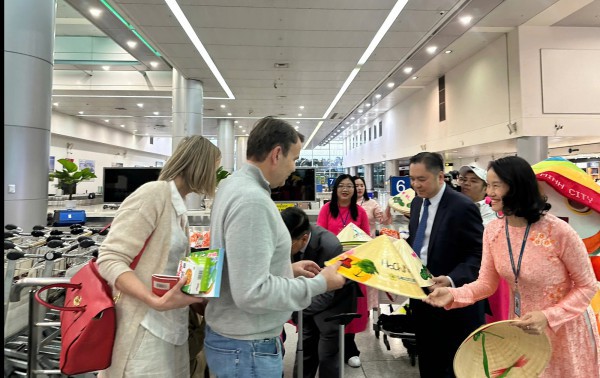 Rộn ràng đón đoàn khách quốc tế đầu tiên 