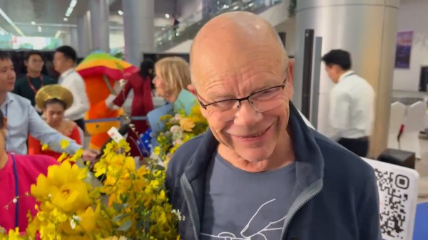 Rộn ràng đón đoàn khách quốc tế đầu tiên 