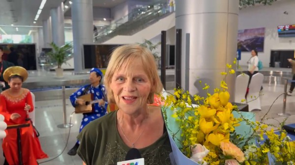 Rộn ràng đón đoàn khách quốc tế đầu tiên 