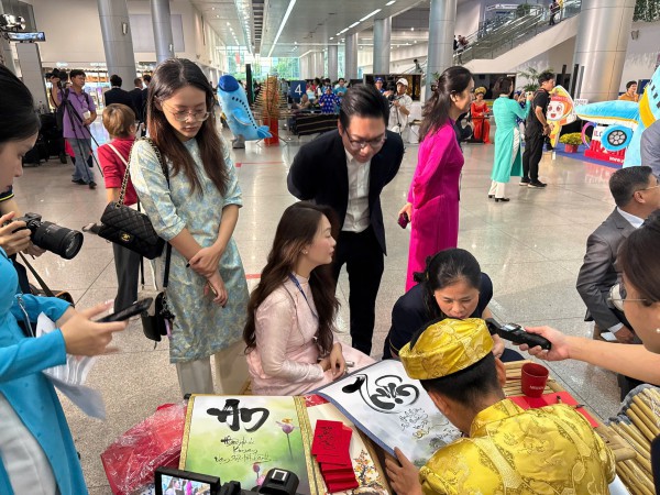 Rộn ràng đón đoàn khách quốc tế đầu tiên 