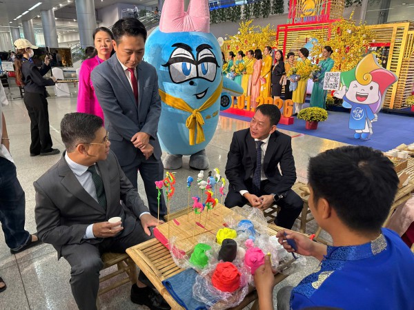 Rộn ràng đón đoàn khách quốc tế đầu tiên 