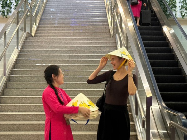 Rộn ràng đón đoàn khách quốc tế đầu tiên 