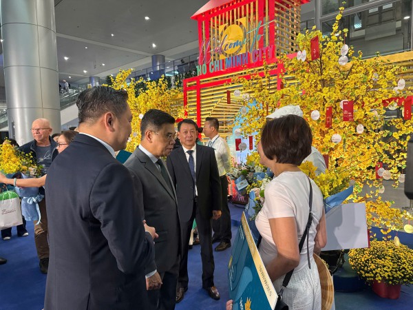 Rộn ràng đón đoàn khách quốc tế đầu tiên 