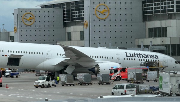 Sập càng đáp trước máy bay Boeing, nhiều người bị thương