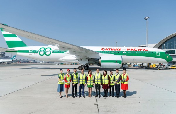 Sơn máy bay hình lá xà lách kẹp ăn mừng sinh nhật 80 tuổi