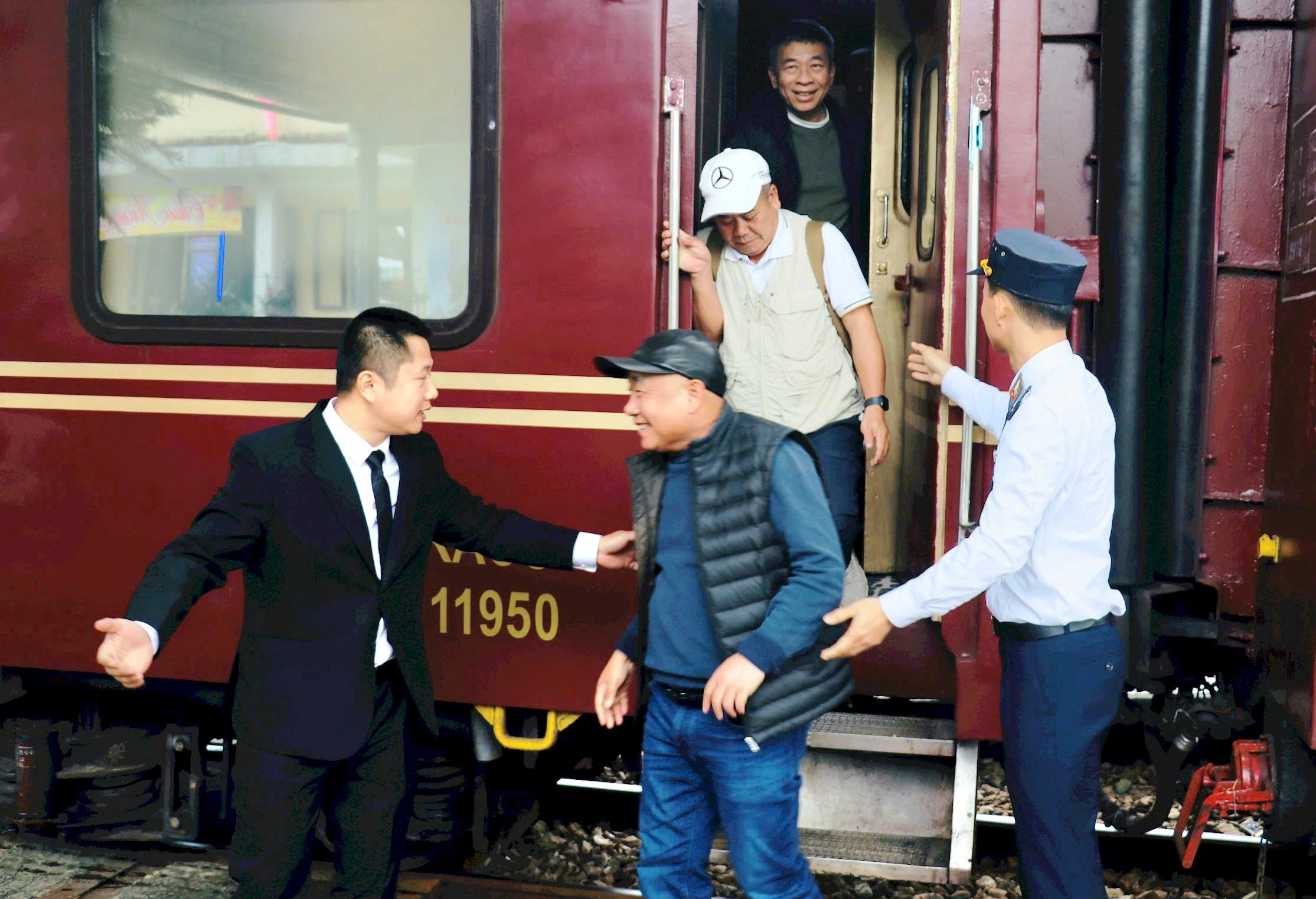 Tàu hạng sang liên tiếp dừng ở các điểm đến miền Trung Tàu hạng sang liên tiếp dừng ở các điểm đến miền Trung