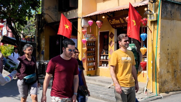 Thủ tướng: Tuyệt đối không nâng giá, ép giá khách du lịch dịp Tết Nguyên đán