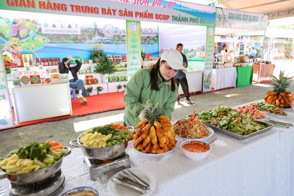 Thưởng thức buffet rau củ miễn phí tại phiên chợ rau hoa Đà Lạt