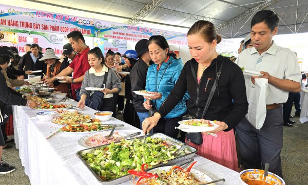 Thưởng thức buffet rau củ miễn phí tại phiên chợ rau hoa Đà Lạt