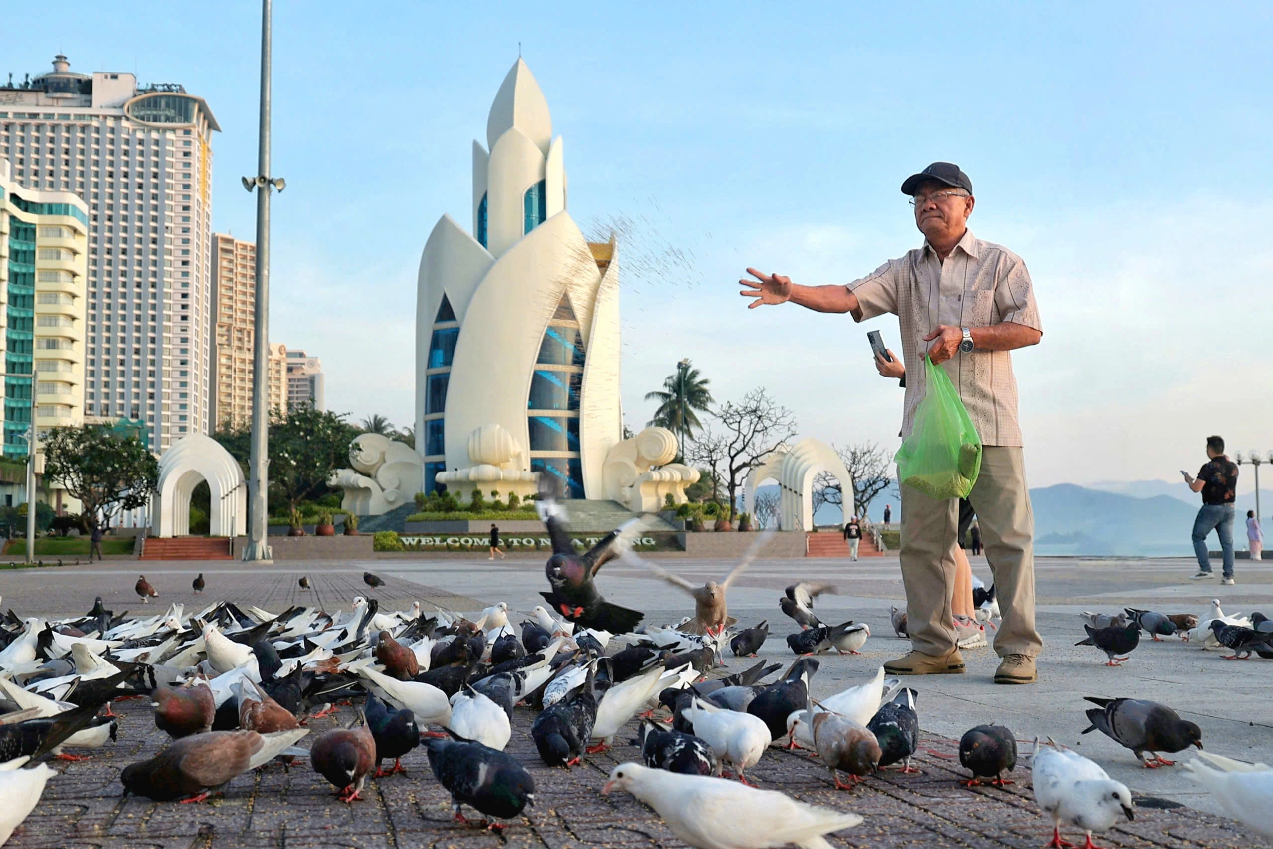 Đàn bồ câu hơn 500 con tại Quảng trường 2.4 Nha Trang thu hút du khách Đàn bồ câu hơn 500 con tại Quảng trường 2.4 Nha Trang thu hút du khách