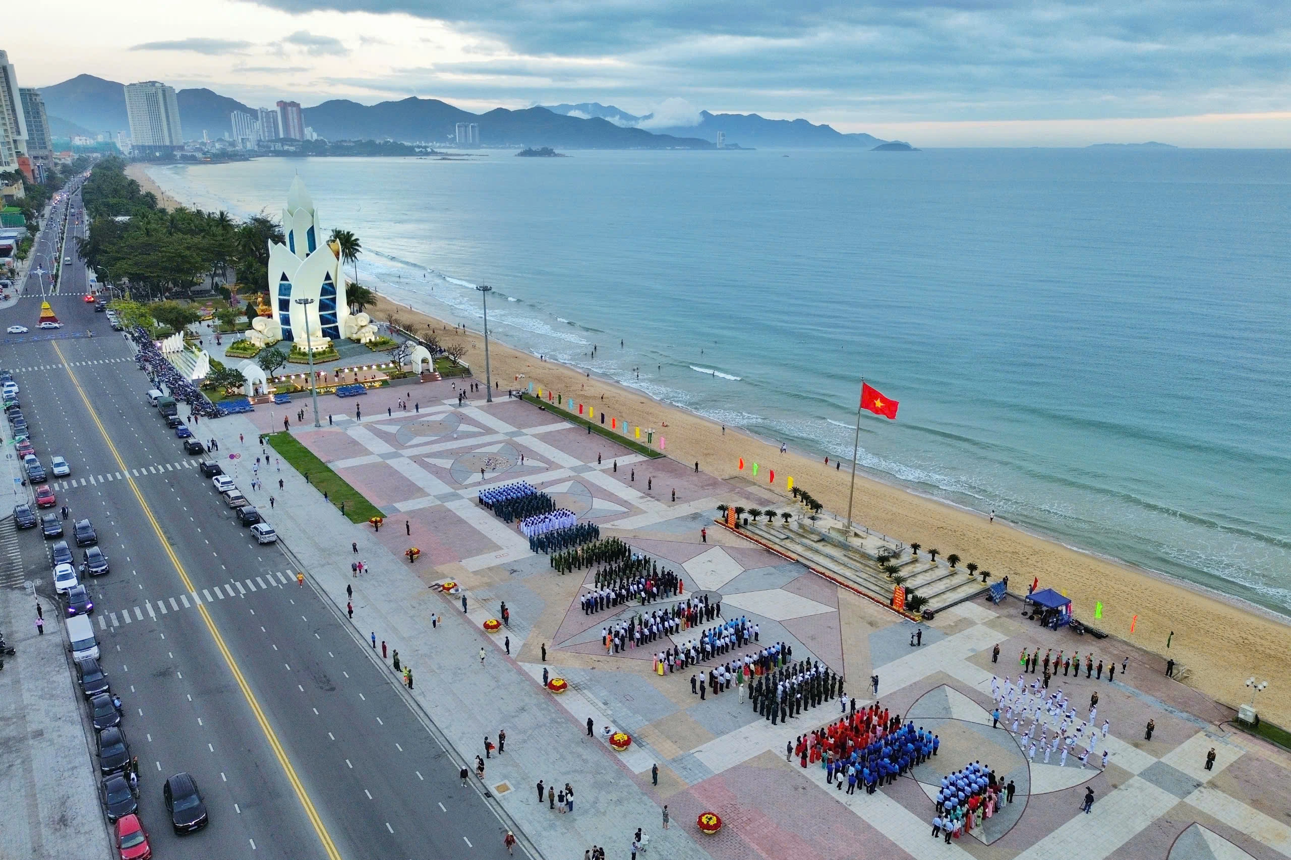 Đàn bồ câu hơn 500 con tại Quảng trường 2.4 Nha Trang thu hút du khách Đàn bồ câu hơn 500 con tại Quảng trường 2.4 Nha Trang thu hút du khách