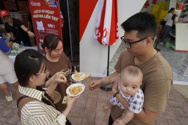 Đến Hạ Long uống bia, ăn miếng chả mực lớn nhất Việt Nam miễn phí