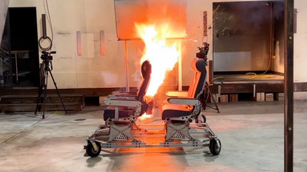 Điều gì xảy ra khi pin máy tính, điện thoại… trên máy bay bốc khói và cháy?