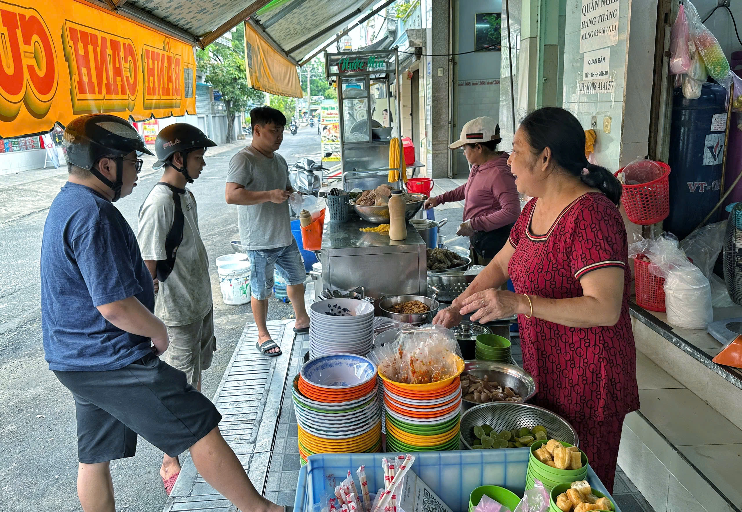 Bánh canh nửa thế kỷ của 3 chị em ở TP.HCM: Khách sốc vì… 