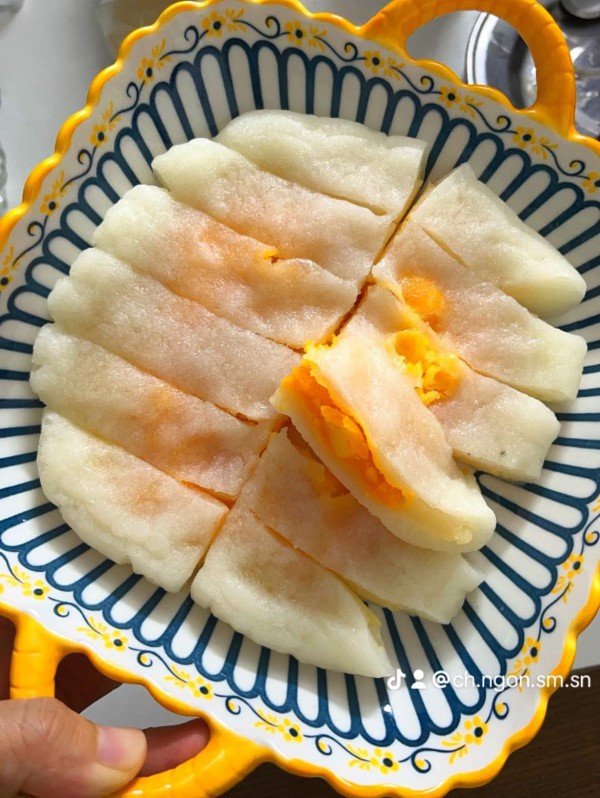 Bánh dẻo trứng muối gây 