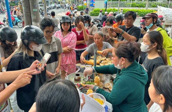 Bánh mì xốt gạch cua 