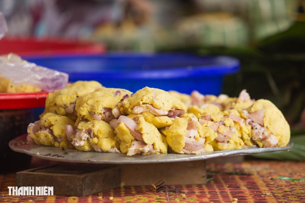 Bánh tét mặt trăng màu xanh ngọc ở Quảng Trị: Bí quyết từ nắm rau quê