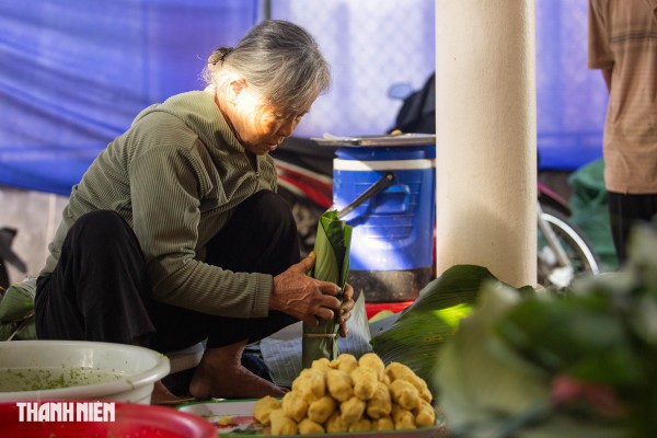 Bánh tét mặt trăng màu xanh ngọc ở Quảng Trị: Bí quyết từ nắm rau quê