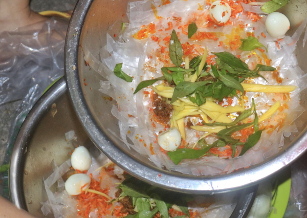 Bánh tráng nhúng nước: Món ăn vặt gây bão mạng đầu năm 2026, đáng thử hay… bỏ qua?