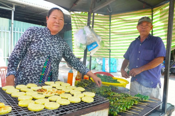 Bò nướng lá cách 32 năm ven quốc lộ: Vợ chồng miền Tây bán giờ 
