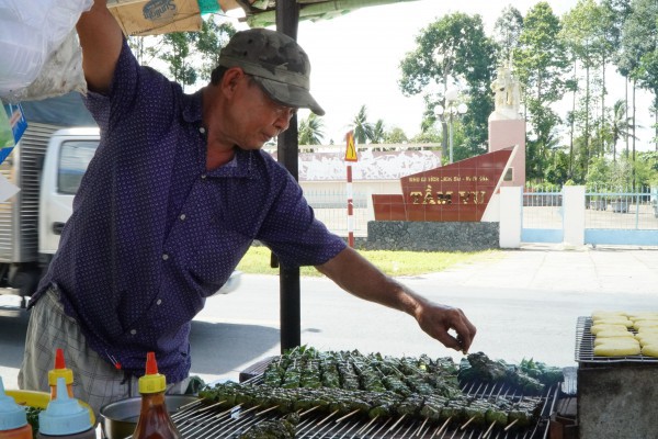 Bò nướng lá cách 32 năm ven quốc lộ: Vợ chồng miền Tây bán giờ 