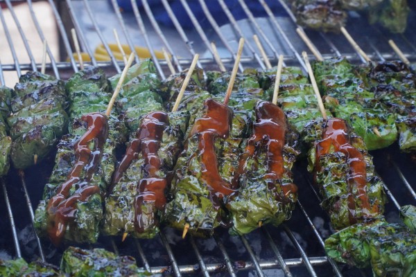Bò nướng lá cách 32 năm ven quốc lộ: Vợ chồng miền Tây bán giờ 