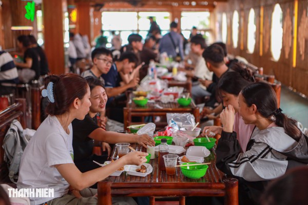 Buffet chay ở chùa TP.HCM có gì đặc biệt mà thu hút hàng ngàn người?