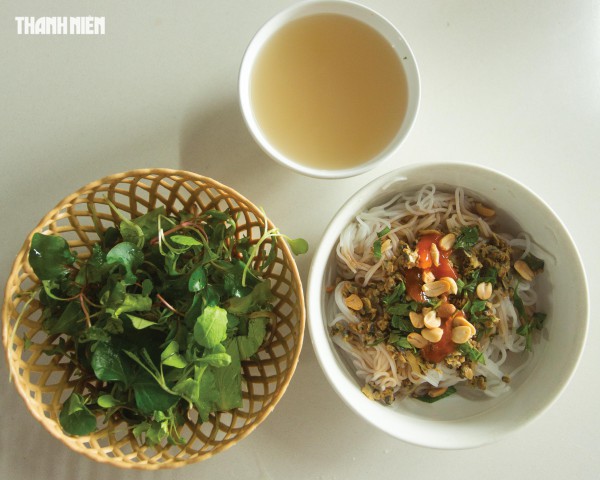 Bún hến Mai Xá: Món ngon Quảng Trị nổi tiếng vì cách trộn khác lạ