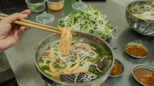 Bún suông hơn nửa thế kỷ ở miền Tây: Chả tôm giống con đuông làm nên hương vị riêng