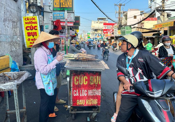 Cá lóc nướng cúng ông Táo: Bà chủ ở TP.HCM năm ngoái bật khóc, nay thế nào?
