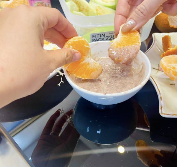 Cam bù chấm mắm ruốc gây tranh cãi: Vị chua ngọt hòa mặn đậm ra sao?