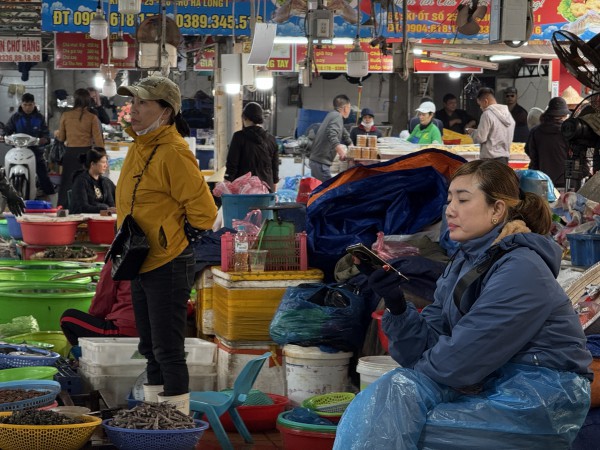 Chợ hải sản Hạ Long vắng vẻ ngày giáp tết